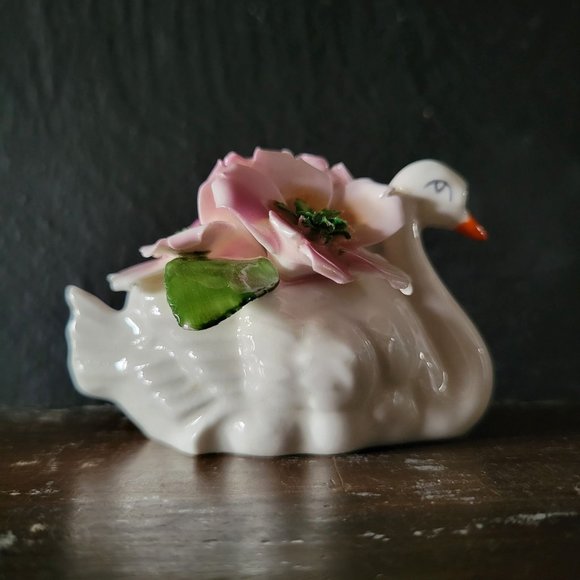 Small Vintage Raybur Staffordshire Bone China Swan with Flowers Made in England - Picture 3 of 6